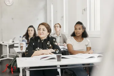 zwei Schülerinnen im Unterricht des Lehrgangs PH SRK