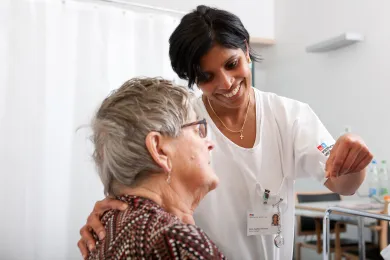 Spitex-Pflegerin bei Patientin