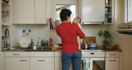 Eine Kinderbetreuerin im Einsatz bei einer Familie zu Hause.