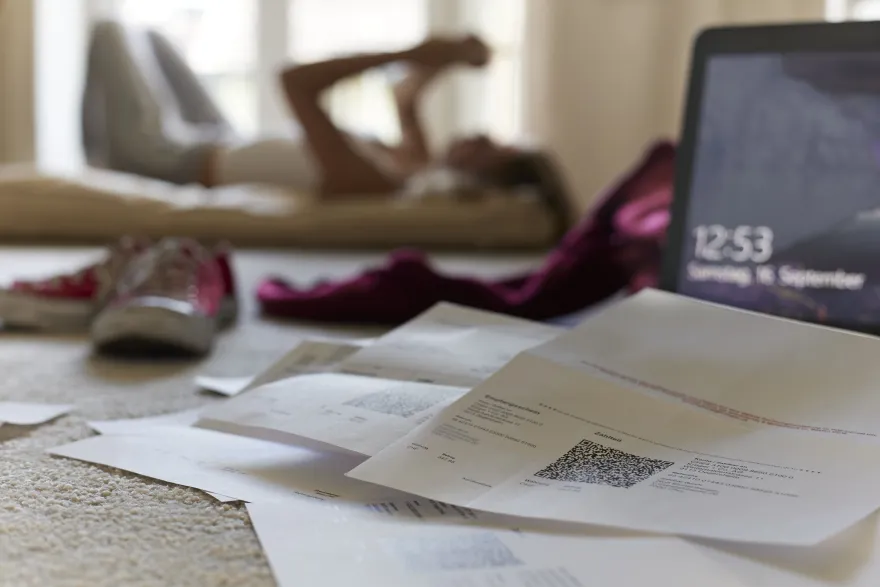 Jugendliche die sich um die administrativen Tätigkeiten in der Familie kümmern muss