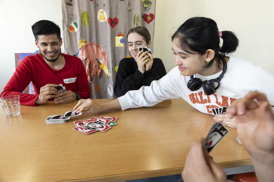 Eine Gruppe Menschen spielt Uno