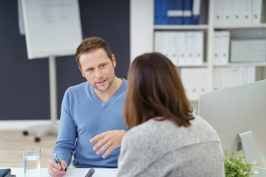 Beratungsgespräch zwischen einem Mann und einer Frau, Schulden