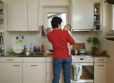 Eine Kinderbetreuerin im Einsatz bei einer Familie zu Hause.